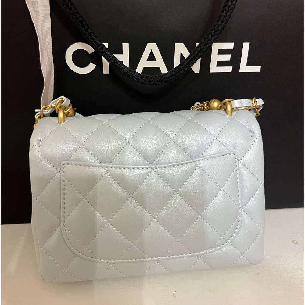 Chanel Pearly Lambskin, Imitation Pearls & Gold-Tone Metal Iridescent Light Blue - Picture 3 of 3